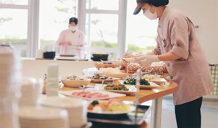 昼と夕方は配膳にてサーブしております。 - お食事やカフェ - 海の病棟 | 福岡県大牟田市 不知火病院(うつ病の治療･入院･カウンセリング)