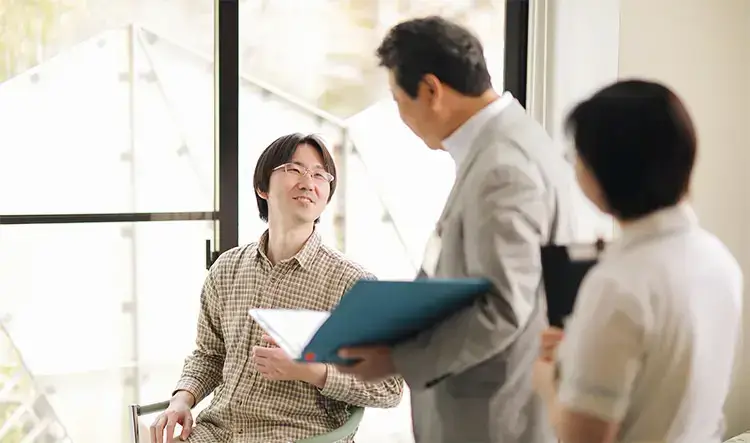 回診にも常に同行いたします。- ナーススタッフ - 海の病棟 | 福岡県大牟田市 不知火病院(うつ病の治療･入院･カウンセリング)