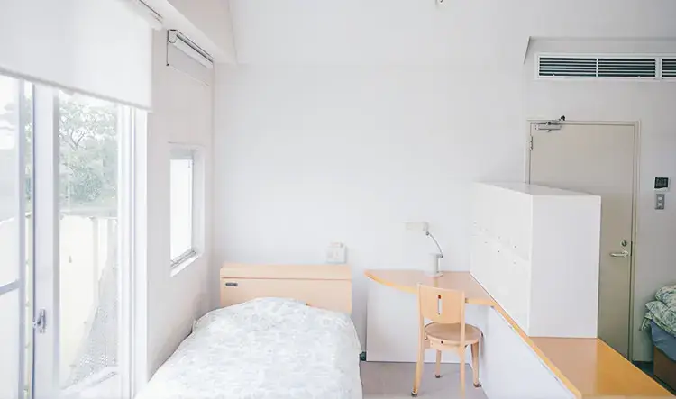 各室は3つのドアを備え干渉がないように配慮しています - 2つのタイプのお部屋（個室と相部屋） - 海の病棟 | 福岡県大牟田市 不知火病院(うつ病の治療･入院･カウンセリング)