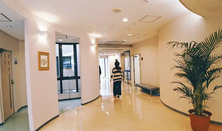 建物自体がナースステーションを扇型に中心に広がり､スタッフのやさしさが全体に注がれるつくりとなっています。 - 海の病棟の治療方針 - 海の病棟 | 福岡県大牟田市 不知火病院(うつ病の治療･入院･カウンセリング)